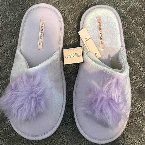NWT Victoria Secret Pom Slippers - Picture 1 of 3